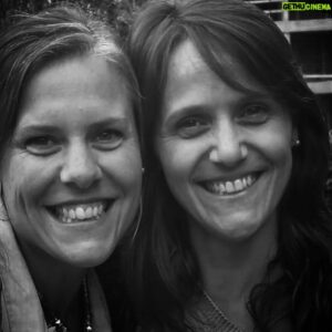 Maxi Ghione Instagram - En las fotos: mi mamá, mis hermanas, y la enorme Teresa.
Les dedico estas palabras que alguna vez las nací en mi libro.
.
Donde se nace es mujer.
Mi país es una mujer linda con todos los olores, formas y sabores.
Todos los continentes son mujeres.
La cama es mujer.
Las sábanas son mujeres.
Las poesías son ellas.
La tierra, las estrellas, la luna en todas sus formas.
La tormenta es una mujer.
Las raíces son mujeres.
La cultura, la cancha, las calandrias, las acacias, las ramas, las tostadas y la mermelada, todo lo que me gusta es mujer. Las canciones son mujeres.
La palabra patria es mujer con nombre de varón afeminado.
Las almendras, la nieve, las nubes...todas mujeres.
La elevación, la sensibilidad.
La calidez del útero y la leche de la teta, todo es mujer.
La inteligencia es bien mujer.
El universo es un varón torpe, atolondrado y bruto que no sabe que carajo hacer con tanta belleza ...y la belleza es mujer.

Día internacional de la mujer, a todas ustedes.
"de Florida con amor" 
.
#8m
.
.
.
Edité la publicación porque en la original dije "feliz" y no. Es "conmemoración" de feliz no tiene nada. Es así. Y no me gusta herir susceptibilidades. 
Fue una tragedia que repudio.
Hoy lo celebro porque gracias a aquellas mujeres, hoy, las mueres usan los derechos que hasta aquella tragedia no podían. 
Así que si...les deseo que además de conmemorar, sean felices EN HONOR A AQUELLAS MUJERES.

Dove si nasce é donna.
Il mio paese é una bella donna con tutti i suoi profumi, forme e sapori.
Tutti i continenti sono donna.
Le lenzuola sono donna. 
Le poesie sono loro.
La terra, le stelle, la luna in tutte le sue forme. La tempesta é una donna.
Le radici sono donne, la cultura, le viole, la marmellata... tutto ciò che mi piace é donna. Le canzoni sono donne.
La parola patria é donna con nome di uomo affeminato. Le mandorle, la neve, le nuvole...tutte donne.
L'elevazione, la sensibilitá. L'intelligenza e donna. 
L'universo é un maschio maldestro, bruto che non sa cosa cazzo fare davanti a tanta bellezza...e la bellezza é DONNA.

#mujer #diadelamujer #diainternacionaldelamujer #mamá #amiga #hermanas #abuela #primas #vecinas #colegas