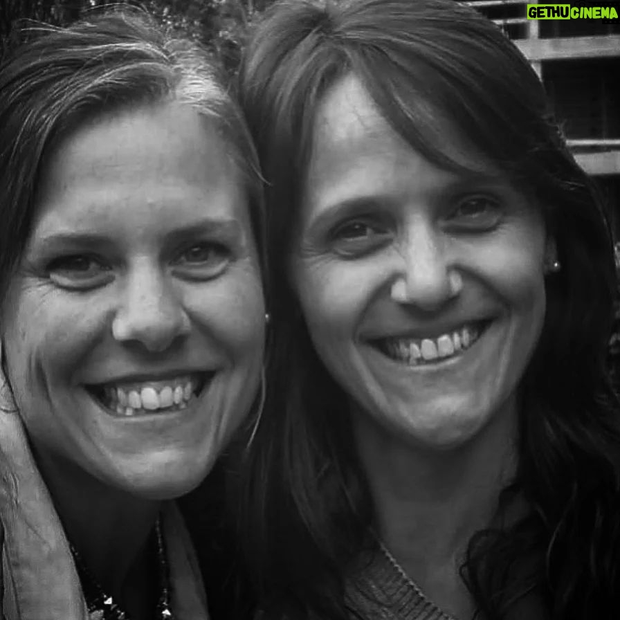 Maxi Ghione - 2.9K Likes - En las fotos: mi mamá, mis hermanas, y la enorme Teresa.
Les dedico estas palabras que alguna vez las nací en mi libro.
.
Donde se nace es mujer.
Mi país es una mujer linda con todos los olores, formas y sabores.
Todos los continentes son mujeres.
La cama es mujer.
Las sábanas son mujeres.
Las poesías son ellas.
La tierra, las estrellas, la luna en todas sus formas.
La tormenta es una mujer.
Las raíces son mujeres.
La cultura, la cancha, las calandrias, las acacias, las ramas, las tostadas y la mermelada, todo lo que me gusta es mujer. Las canciones son mujeres.
La palabra patria es mujer con nombre de varón afeminado.
Las almendras, la nieve, las nubes...todas mujeres.
La elevación, la sensibilidad.
La calidez del útero y la leche de la teta, todo es mujer.
La inteligencia es bien mujer.
El universo es un varón torpe, atolondrado y bruto que no sabe que carajo hacer con tanta belleza ...y la belleza es mujer.
Día internacional de la mujer, a todas ustedes.
"de Florida con amor"
.
#8m
.
.
.
Edité la publicación porque en la original dije "feliz" y no. Es "conmemoración" de feliz no tiene nada. Es así. Y no me gusta herir susceptibilidades.
Fue una tragedia que repudio.
Hoy lo celebro porque gracias a aquellas mujeres, hoy, las mueres usan los derechos que hasta aquella tragedia no podían.
Así que si...les deseo que además de conmemorar, sean felices EN HONOR A AQUELLAS MUJERES.
Dove si nasce é donna.
Il mio paese é una bella donna con tutti i suoi profumi, forme e sapori.
Tutti i continenti sono donna.
Le lenzuola sono donna.
Le poesie sono loro.
La terra, le stelle, la luna in tutte le sue forme. La tempesta é una donna.
Le radici sono donne, la cultura, le viole, la marmellata... tutto ciò che mi piace é donna. Le canzoni sono donne.
La parola patria é donna con nome di uomo affeminato. Le mandorle, la neve, le nuvole...tutte donne.
L'elevazione, la sensibilitá. L'intelligenza e donna.
L'universo é un maschio maldestro, bruto che non sa cosa cazzo fare davanti a tanta bellezza...e la bellezza é DONNA.
#mujer #diadelamujer #diainternacionaldelamujer #mamá #amiga #hermanas #abuela #primas #vecinas #colegas