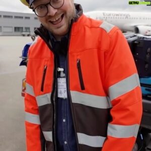 Maxi Gstettenbauer Instagram - Gym-Ersatz für @maxigstettenb0wer 💪🏼🧳

#rentacomedian #maxigstettenbauer #standup #comedy #flughafen #koffer #gym