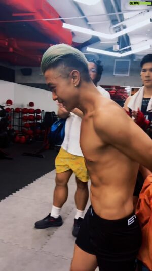 Maxi Lim Jun Liang Instagram - LETS GOOOOO💪🏻 
EAT BRO MAKES WEIGHT AT 58.9KG!

THE RING WHITE COLLAR BOXING SHOW
MAIN EVENT
Eat Bro (@evolvemma) VS HARDY (@thering_sg)

Sponsors @chargesg_fuel @tbginteriordesign 

Supported by @starfitnessgroup @fabulousaesthetics @henhaomedia 

TICKET LINK ON MY BIO 

#boxing #whitecollarboxing #martialarts #evolvemma #eatbro #chargesg #twobigguysinterior  #marquee