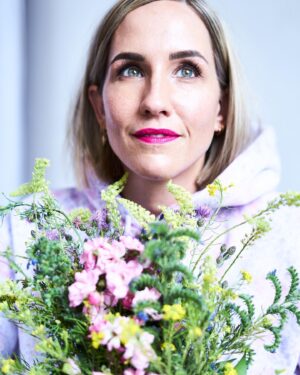 Maxi Warwel Instagram - Schönen Sonntag, ihr Lieben! 💫
Hoffentlich ist das Leben bald wieder bunter 🙏 
#bunt #blumen #actress #pinkismyfavoritecolor🌸
pic @kimi_palme_portraits h&m @__julischulz__