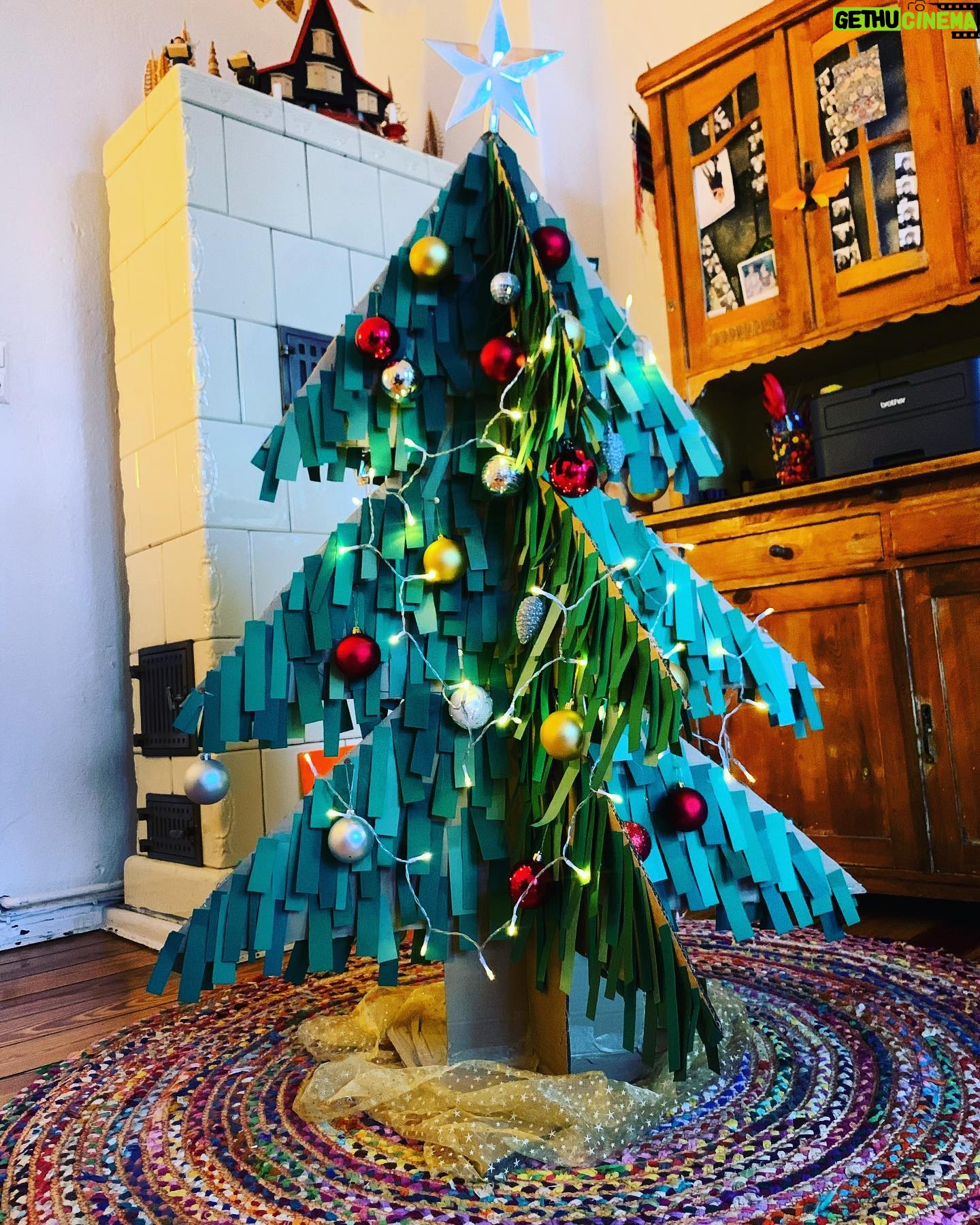 Maxi Warwel - 1K Likes - Frohe Weihnachten Euch allen 💫
#nachhaltigerweihnachtsbaum #coronauntermweihnachtsbaum #weihnachtenistwennmantrotzdemlacht #seidliebzueinander