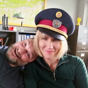 Maxi Warwel Instagram - Kollegenliebe ❤️ #diebergretter #zdf #kommissarin #ilovemyjob #einszweipolizei #spassbeiderarbeit @martin.leutgeb.actor