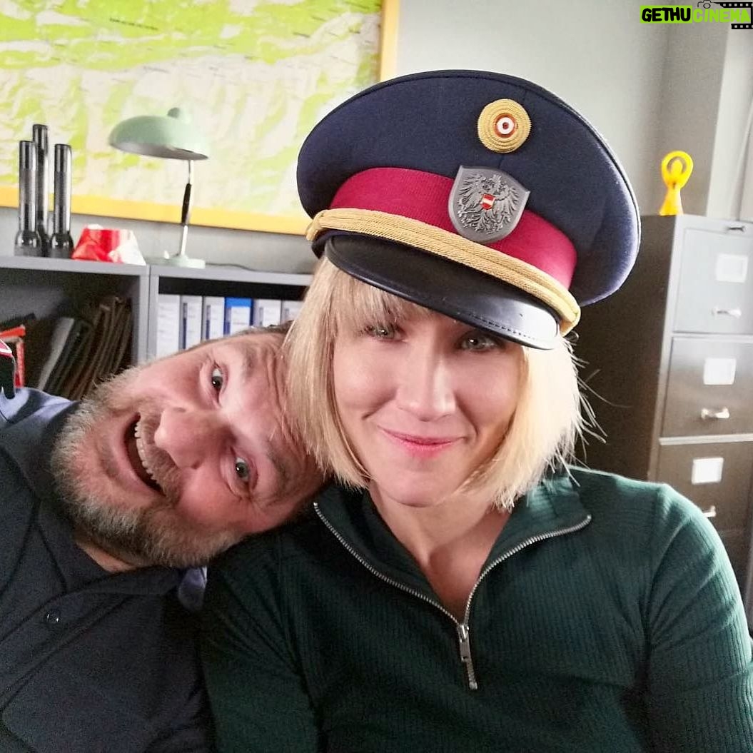 Maxi Warwel - 1K Likes - Kollegenliebe ❤️ #diebergretter #zdf #kommissarin #ilovemyjob #einszweipolizei #spassbeiderarbeit @martin.leutgeb.actor