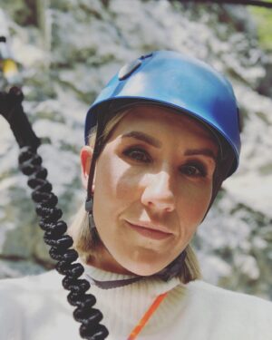 Maxi Warwel Instagram - hanging in there…und ihr so?
#diebergretter #arbeitsplatz #kommissarin@work #actress