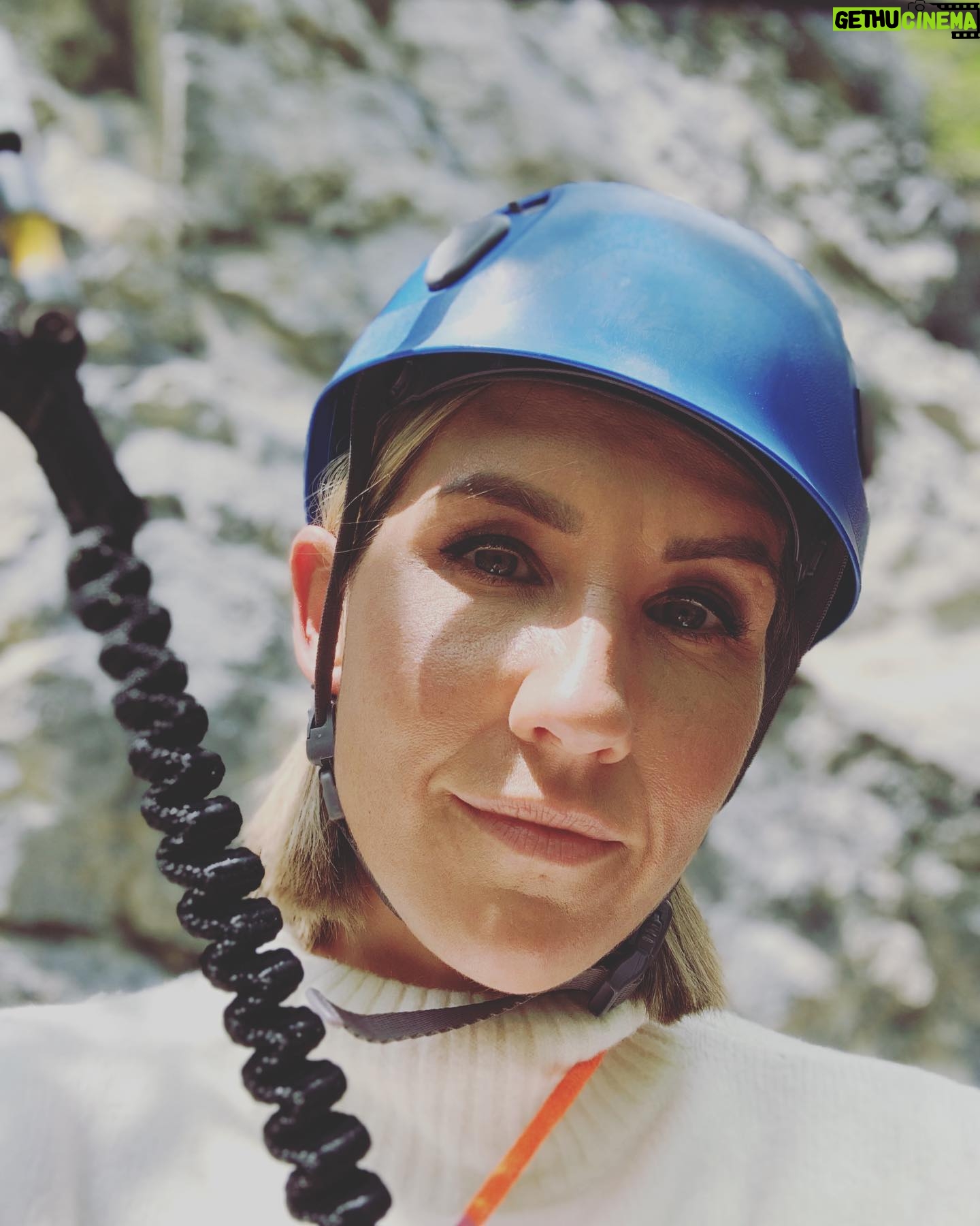 Maxi Warwel - 2.1K Likes - hanging in there…und ihr so?
#diebergretter #arbeitsplatz #kommissarin@work #actress