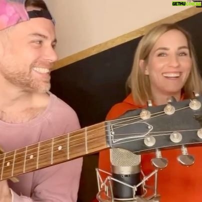 Maxi Warwel - 1.5K Likes - versprochen ist versprochen… 😉
zwar ist dank einer klitzekleinen corona-verzögerung (hüst hüst!) aus dem anvisierten #weihnachtsständchen jetzt ein #jahresabschlussständchen geworden… dafür kommt es nun noch mehr von #herzen und auch ganz ohne ansage… 😅
was war das für ein krasses jahr 2022! katastrophen wo wir nur hinsehen. und trotzdem viel bewegung. äussere und innere. veränderung. aufbruch. heilung.
was ist die lösung? #liebe. that simple. ❤️ um also das jahr 2022 liebevoll zu verabschieden und gleichzeitig das jahr 2023 voller liebevoller vorfreude zu empfangen haben wir uns spontan von @thisislealea ihr wunderschönes liebeslied „wenn du mich lässt“ ausgeliehen und schenken euch und uns und dem jahreswechsel nun unsere interpretation. viel spass damit!
bleibt gesund. bleibt offen. bleibt gelassen. und vorallem: habt euch lieb.
maxi & bernie
#frohesaltes
#frohesneues
#keineansagenmehr
#saywhaaaat
#machtsjutnachbarn
❤️ ❤️ = ❤️❤️