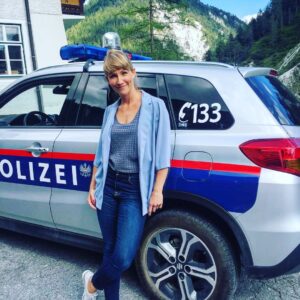 Maxi Warwel Instagram - Ein, zwei (P)olizei! 
Heute abend geht es wieder los!! Hauptkomissarin Pollath ermittelt! Ick freu ma!! #diebergretter #zdf #20:15uhr #jubiläumsstaffel #vorfreude @diebergretter_offiziell