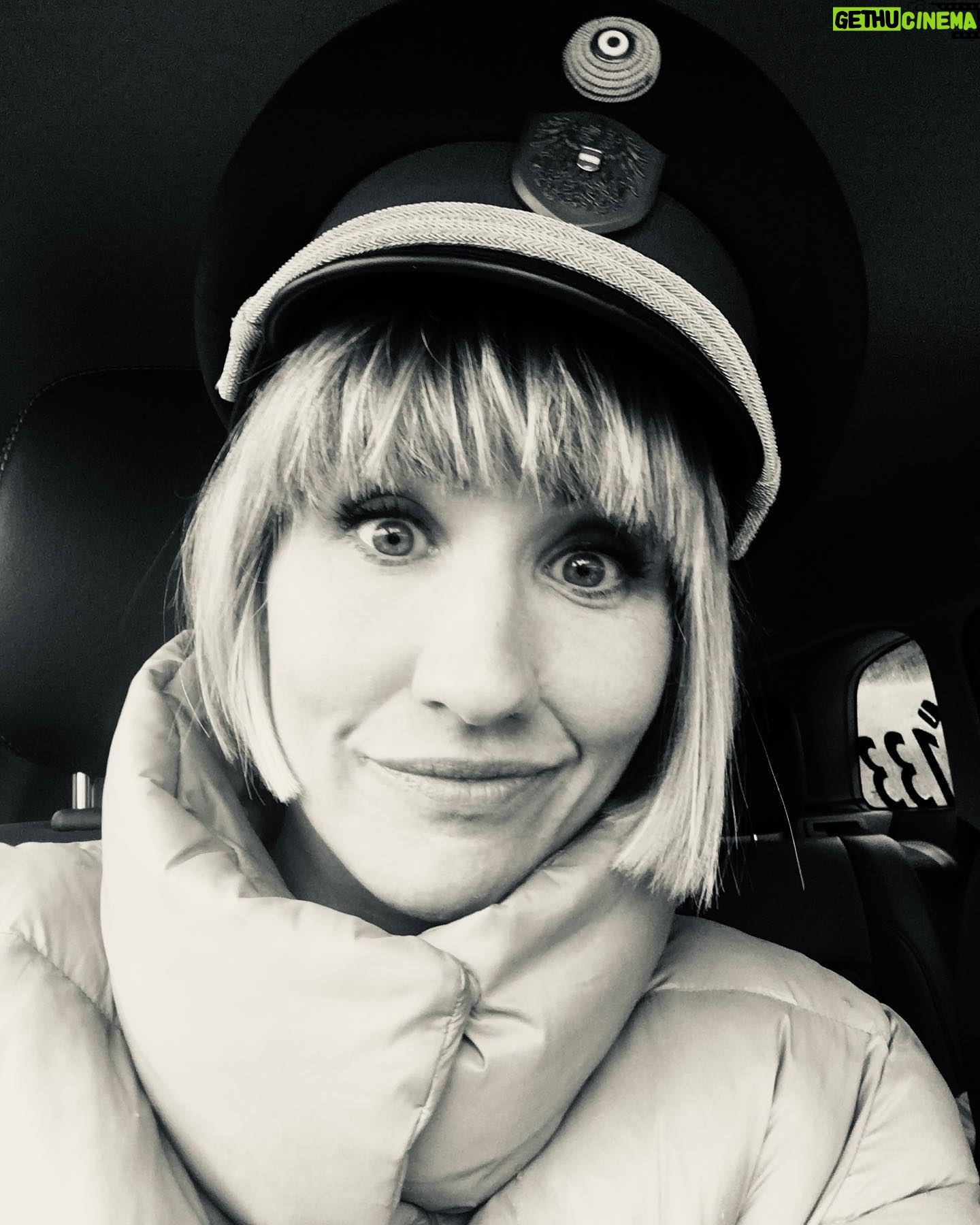 Maxi Warwel - 1.9K Likes - Heute leider schon das letzte Mal...😏‘Die Bergretter’ um 20:15Uhr im ZDF! Vielen Dank an die @neue_deutsche_filmgesellschaft für einen sicheren Dreh in diesem verrückten Jahr! Allen voran natürlich @muller.karo🙏Vielen Dank auch an meine Lieblingskollegen @sebastianstroebel_official @ferdinandseebacher @luisebaehr @michael_pascher @lohr_robert @gundula.niemeyer @martin.leutgeb.actor und @stefanievonposer Ich freu mich schon auf nächstes Jahr!!! Danke auch an @kernsicht, der uns sicher durch den Schnee geführt hat 😉 Und das größte Dankeschön gilt unseren Fans, die so treu sind und uns jedes Mal wieder die besten Quoten bescheren!!!🙏Bleibt bitte gesund und habt eine besinnliche Vorweihnachtszeit 💫 @diebergretter_offiziell