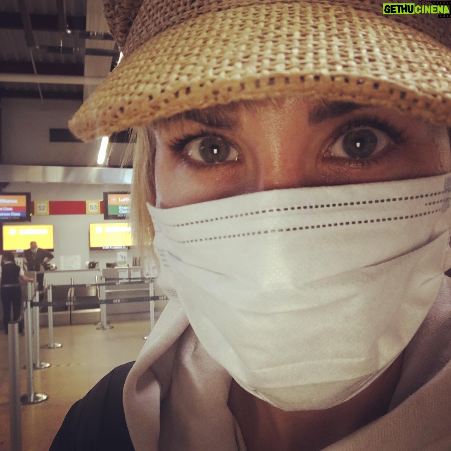 Maxi Warwel - 1.2K Likes - Incognito 😆 #backtowork #unterwegs #erstesmaldrehenseitcorona #vorfreude @diebergretter_offiziell