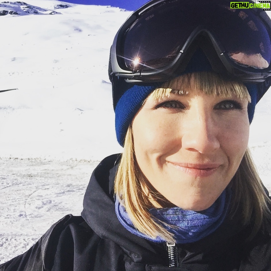 Maxi Warwel - 1.2K Likes - liebe grüße aus dem urlaub! ach nee, quatsch....is ja meine arbeit! 😜 #diebergretter #ersterdrehtag #ilovemyjob #winterwonderland #dankbar @martin.leutgeb.actor