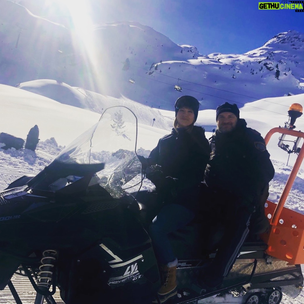 Maxi Warwel - 1.2K Likes - liebe grüße aus dem urlaub! ach nee, quatsch....is ja meine arbeit! 😜 #diebergretter #ersterdrehtag #ilovemyjob #winterwonderland #dankbar @martin.leutgeb.actor