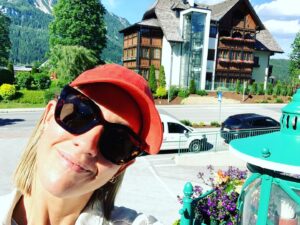 Maxi Warwel Instagram - Fühlt sich immer an wie nach Hause kommen… ❤️
Das liegt vorallem an den bezaubernden Hosts Anja und Roland und dem gesamten Team meines geliebten @hotel.annelies #diebergretter #arbeitenwoandereurlaubmachen  #wunderschöneshotel
#wunderschönemenschen 💫