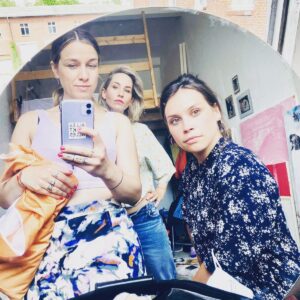 Maxi Warwel Instagram - SHOOTING 💫👌💃🏼 mit @kimi_palme_portraits und einem wundervollen H&M von @__julischulz__  #womeninbusiness #girlpower #fun