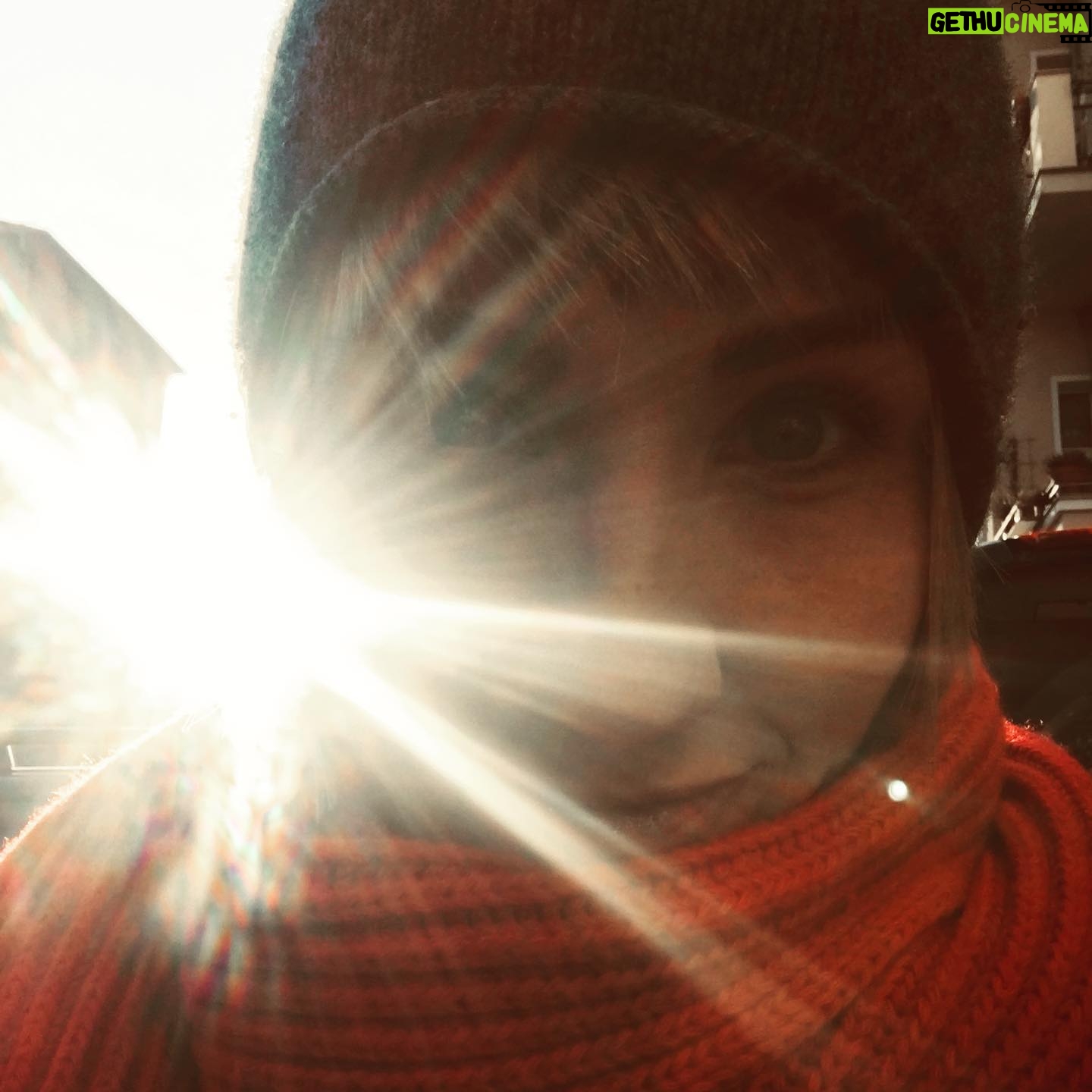 Maxi Warwel - 1.1K Likes - Die Sonne is ja jetzt weg...Also kann man es sich ruhig auf der Couch gemütlich machen, finde ich. #diebergretter #zdf #primetime #komissarin #außerdemisdasommer #versprochen!