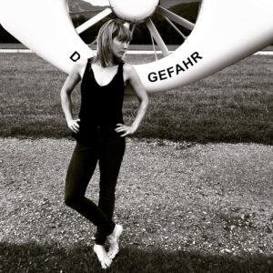 Maxi Warwel Instagram - Donnerstagabend= Bergretterzeit! 👊
Ich wünsch Euch viel Spaß dabei!!! #diebergretter #kommissarin #alsesnochsommerwar #helicopter #gefahrgebannt @diebergretter_offiziell ...und die fotoprops gehen übrigens an die wunderbare @gundula.niemeyer 😘