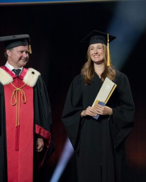 Maxime Dufour-Lapointe Instagram - Collation des grades 2023 - Un sourire qui exprime toute ma fierté en cette célébration officielle de la complétion de mon doctorat auprès de ma famille, mes amies et collègues ! 👩🏼‍🎓✨ Je suis aussi particulièrement émue de constater tout le chemin que j’ai parcouru. Il a y seulement 5 ans, je prenais ma retraite du sport et aujourd’hui, on peut maintenant m’appeler docteure! Comme quoi, plus d’un rêve est possible dans une vie ! Merci encore à tous ceux et celles qui m’ont aidé à y parvenir! 🩺💙