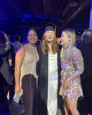 Maxime Dufour-Lapointe Instagram - Collation des grades 2023 - Un sourire qui exprime toute ma fierté en cette célébration officielle de la complétion de mon doctorat auprès de ma famille, mes amies et collègues ! 👩🏼‍🎓✨ Je suis aussi particulièrement émue de constater tout le chemin que j’ai parcouru. Il a y seulement 5 ans, je prenais ma retraite du sport et aujourd’hui, on peut maintenant m’appeler docteure! Comme quoi, plus d’un rêve est possible dans une vie ! Merci encore à tous ceux et celles qui m’ont aidé à y parvenir! 🩺💙
