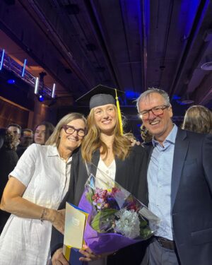 Maxime Dufour-Lapointe Instagram - Collation des grades 2023 - Un sourire qui exprime toute ma fierté en cette célébration officielle de la complétion de mon doctorat auprès de ma famille, mes amies et collègues ! 👩🏼‍🎓✨ Je suis aussi particulièrement émue de constater tout le chemin que j’ai parcouru. Il a y seulement 5 ans, je prenais ma retraite du sport et aujourd’hui, on peut maintenant m’appeler docteure! Comme quoi, plus d’un rêve est possible dans une vie ! Merci encore à tous ceux et celles qui m’ont aidé à y parvenir! 🩺💙