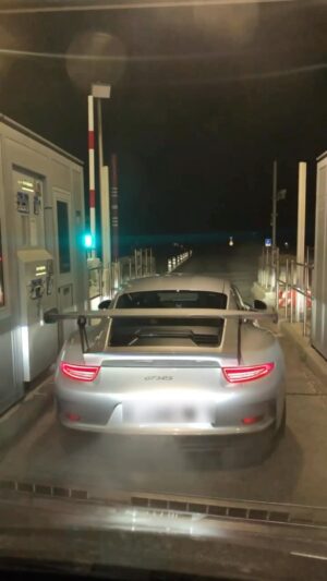 Maxime Langlais Instagram - Repéré en train de m’entraîner pour le départ à la maternité en pleine nuit 🤣☝🏼 (*Merci pour la vidéo ;) )

 Like si tu valides la sonorité du JCR TITANIUMMMM !

Preparation complète par @shiftech : ligne titanium superlight race pipe (valved)   Titanium exhaust tips (megaphone)   Billet aluminium shift paddles @jcr_porsche 

#launchcontrol #porsche #porschegt3rs #991gt3rs #rsr #jcr #jcrexhaust #titanium #schrothracing #shiftech