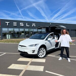 Maxime Langlais Instagram - On a craqué complet 🤣🤣🤣

C’est pas une blague les Pépitos avec Biche on vient de s’offrir le Tesla Model X en 7 places ! 

Tu penses quoi de la config full full white ? Il est incroyable ou pas ? 😱😍⚡️

#spacex #teslamodelx #tesla