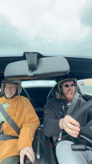 Maxime Langlais Instagram - À bientôt 100 ans Roger réalise son rêve d’enfant : faire un tour en Lamborghini !

Une 🔥 sur Roger pour son courage !

Toi aussi tu veux faire un baptême avec Johnny en Lamborghini ? Rendez vous ce week-end @sportetcollection
