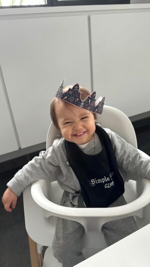 Maxime Langlais Instagram - Li-Li marche 😍😍😍 14 mois comme sa sœur ! Et toi tes enfants ont commencé à marcher à quel âge ?