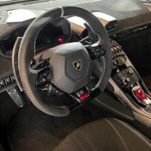 Maxime Langlais Instagram - Boooommmm !!! Je l’ai ma performante !!! C’est ma 36ème fusée et je sais déjà que c’est ma préférée 😱 

C’est la plus inconfortable que je n’ai jamais eu, au bout de 20 minutes j’ai mal partout 😂 elle est inutilisable sur route ouverte mais bordel cette violence !!! Cette sonorité !!! C’est une voiture de course homologuée pour la route c’est juste DINGUE 😍😍😍

Et toi c’est quoi LA voiture débile que tu rêves d’avoir ? 

Et comme d’hab @dccovering à encore frappé !!! 

Nous partions de très très loin, elle était blanche d’origine avec un covering noir satin, les jantes noires et les étriers jaunes… Voici ce qui a été fait :

- Peinture pelable complète en Constellation Blue (couleur Land Rover département SV)
- Jantes repeintes en gris clair satin
- Étriers repeints en blanc 
- Protection complète Xpel Ultimate plus 
- Traitement céramique @krytex_france 

La vidéo de la livraison est disponible sur ma chaîne YouTube 💥 

#lamborghini #huracanperformante #lp6404 #constellationblue #krytex #dccovering