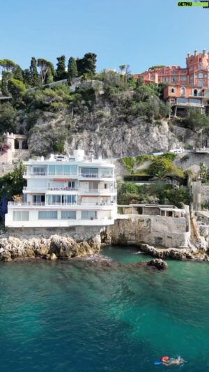 Maxime Merkouchenko Instagram - Vivre au rythme des vagues 🌊 Cet appartement pied dans l’eau offre une vue imprenable sur l’horizon marin. Modernité, confort, et la mer méditerranéen à vos pieds. Le paradis, simplement chez soi. #VieAuBordDeLeau #OceanHome #VuePanoramique
