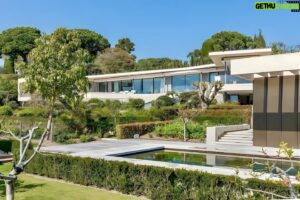 Maxime Merkouchenko Instagram - Exceptional contemporary villa in the heart of Cap d'Antibes. 900m² of living space, landscaped park of 5000m². A true gem! 🏡💎 #DreamVilla #CapdAntibes #LuxuryLiving
Price < 30M€

Exceptionnelle villa contemporaine au cœur du Cap d'Antibes. 900m² habitables, parc paysager de 5000m². Un véritable bijou ! 🏡💎 #VillaDeRêve #CapdAntibes #LuxuryLiving
