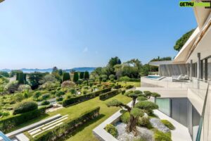 Maxime Merkouchenko Instagram - Exceptional contemporary villa in the heart of Cap d'Antibes. 900m² of living space, landscaped park of 5000m². A true gem! 🏡💎 #DreamVilla #CapdAntibes #LuxuryLiving
Price < 30M€

Exceptionnelle villa contemporaine au cœur du Cap d'Antibes. 900m² habitables, parc paysager de 5000m². Un véritable bijou ! 🏡💎 #VillaDeRêve #CapdAntibes #LuxuryLiving