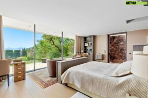 Maxime Merkouchenko Instagram - Exceptional contemporary villa in the heart of Cap d'Antibes. 900m² of living space, landscaped park of 5000m². A true gem! 🏡💎 #DreamVilla #CapdAntibes #LuxuryLiving
Price < 30M€

Exceptionnelle villa contemporaine au cœur du Cap d'Antibes. 900m² habitables, parc paysager de 5000m². Un véritable bijou ! 🏡💎 #VillaDeRêve #CapdAntibes #LuxuryLiving