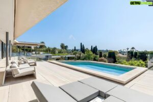 Maxime Merkouchenko Instagram - Exceptional contemporary villa in the heart of Cap d'Antibes. 900m² of living space, landscaped park of 5000m². A true gem! 🏡💎 #DreamVilla #CapdAntibes #LuxuryLiving
Price < 30M€

Exceptionnelle villa contemporaine au cœur du Cap d'Antibes. 900m² habitables, parc paysager de 5000m². Un véritable bijou ! 🏡💎 #VillaDeRêve #CapdAntibes #LuxuryLiving