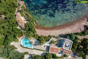 Maxime Merkouchenko Instagram - ON SALE 🚨Escape to pure luxury in Théoule-sur-Mer! This exceptional waterfront villa is a harmonious blend of elegance and natural beauty. Relax by the infinity pool, soak in stunning views, and indulge in the epitome of luxury living. 🌊✨ #WaterfrontVilla #ThéouleSurMer #LuxuryEscape

Le paradis trouvé à Théoule-sur-Mer ! Cette exceptionnelle villa en bord de mer allie parfaitement luxe et beauté naturelle. Plongez dans un bonheur absolu, entouré de vues époustouflantes et de relaxation ultime. 🌊✨ #VillaPiedDansLeau #ThéouleSurMer