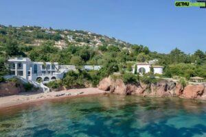 Maxime Merkouchenko Instagram - ON SALE 🚨Escape to pure luxury in Théoule-sur-Mer! This exceptional waterfront villa is a harmonious blend of elegance and natural beauty. Relax by the infinity pool, soak in stunning views, and indulge in the epitome of luxury living. 🌊✨ #WaterfrontVilla #ThéouleSurMer #LuxuryEscape

Le paradis trouvé à Théoule-sur-Mer ! Cette exceptionnelle villa en bord de mer allie parfaitement luxe et beauté naturelle. Plongez dans un bonheur absolu, entouré de vues époustouflantes et de relaxation ultime. 🌊✨ #VillaPiedDansLeau #ThéouleSurMer