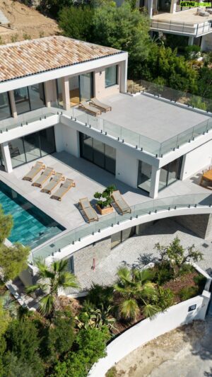 Maxime Merkouchenko Instagram - Découvrez notre toute nouvelle villa contemporaine avec vue sur la baie de Saint-Tropez, conçue par l’architecte renommé @architonic_pac , design et panorama spectaculaire vous attendent ! 🏡✨ #VillaSaintTropez #archidaily #LuxeMéditerranéen