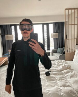 Maximilian Knabe Instagram - „Spieler des Jahres 2022“ -
Gestern verliehen vom @deutschercomputerspielpreis in München.
Hervorheben möchte ich gerne mein Team, ohne das alles was ihr so täglich konsumiert nicht möglich wäre. Leider durften sie gestern nicht alle dabei sein - wir mussten uns also etwas überlegen.

Auch von mir an mein Team: Herzlichen Glückwunsch 🎈 

Speziellen Dank natürlich auch an alle die gevoted haben und an @instinct3, die beste Kreativagentur Deutschlands!