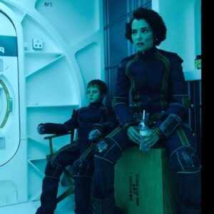 Maxwell Jenkins Instagram - Hotdog. 🌭

#parkerposey #lostinspace #bts #tbt #dangerwillrobinson #queen #drsmith #scifi #netflix
