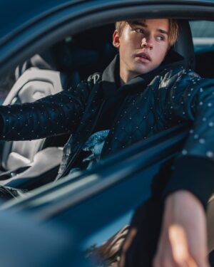 Maxwell Jenkins Instagram - More images from my interview with @boysbygirls. Link in bio.

📸: @amandapeixotoelkins 
👔:
@sky_is_dlimit 
✍🏼: @jessica.fynn 
💈: @makeupbyyukina