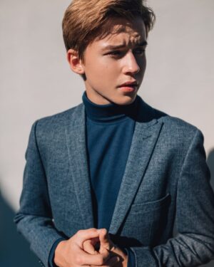 Maxwell Jenkins Instagram - More images from my interview with @boysbygirls. Link in bio.

📸: @amandapeixotoelkins 
👔:
@sky_is_dlimit 
✍🏼: @jessica.fynn 
💈: @makeupbyyukina