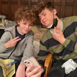 Maxwell Jenkins Instagram - After almost 6 months and countless flights… that’s a wrap on Dear Edward! Thank you NYC- it’s been real. I’ve loved getting to know you. And thanks to the best New York family I could have ever asked for 🍎❤️
