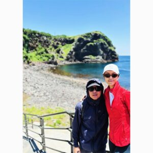 May Phua Instagram - Udo Island, An island off jeju island. Udo means cow in korean, supposedly the island looks like a lying cow, known for its scenic beaches, sheer rocky cliffs, and sea caves.

Biking, electric cars are popular transportation choices getting around the island for many however there’s always the choice of ferrying your rental car to the island if you’re with elderly or young kids. Boasting white sand beaches, an emerald sea and a magnificent black sand beach are their famous Seafood ramen, peanut and peanut desserts.

Couldn’t have chosen a better way to experience another’s country culture and island exploration with the teenagers.

#family #familyfriends #udoisland