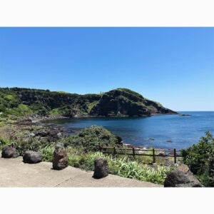 May Phua Instagram - Udo Island, An island off jeju island. Udo means cow in korean, supposedly the island looks like a lying cow, known for its scenic beaches, sheer rocky cliffs, and sea caves.

Biking, electric cars are popular transportation choices getting around the island for many however there’s always the choice of ferrying your rental car to the island if you’re with elderly or young kids. Boasting white sand beaches, an emerald sea and a magnificent black sand beach are their famous Seafood ramen, peanut and peanut desserts.

Couldn’t have chosen a better way to experience another’s country culture and island exploration with the teenagers.

#family #familyfriends #udoisland