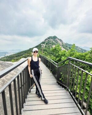 May Phua Instagram - The distance was about 2km to the top but the elevation made the trail harder as we mount ourselves up using the ropes in the last lap. And it also started drizzling on the way down making the experience much interesting. Glad to have conquered this with the hubs and the 4 teenagers.
So short doesn’t mean it’s any easier, the route is a lot steeper up and down😉.
#mykindofhappiness #noschedule #beingtogether