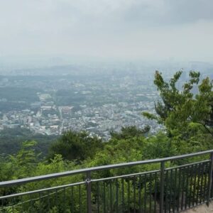 May Phua Instagram - The distance was about 2km to the top but the elevation made the trail harder as we mount ourselves up using the ropes in the last lap. And it also started drizzling on the way down making the experience much interesting. Glad to have conquered this with the hubs and the 4 teenagers.
So short doesn’t mean it’s any easier, the route is a lot steeper up and down😉.
#mykindofhappiness #noschedule #beingtogether