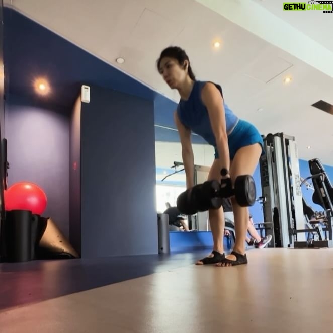 May Phua - 3 Likes - Trying to break the barriers while maintaining the form and strength after a week of hiatus. Grip strength definitely needs to improve on my left hand if I want to challenge my hamstrings and glutes in free weights deadlift.
Rounded off todayās training with, a pair of 20.5kg 5 reps x4 rounds, then ended off with a pair of 22.5kg dumbbells 3 reps.
#personaltrainer #pilatesinstructor #strengthtraining #motivacion