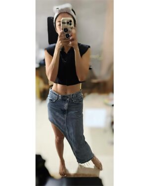 May Phua Instagram - Monday.
I often allow myself to over indulge on Sunday nights and Mondays as I do not have to be thinking fast and watching with a sharp eye as Mondays are my off days.
Last night, I went to bed with a bloated stomach filled with bar food and wine.Surprised to see this in the mirror. Thanks for holding up well, my hody.
Will reward you by keeping up with consistent sleep, strength training and cleaner food this week🥰.
P.s. I’m not going anywhere with that band on my head. It’s just a band I use to hold my hair up in shower☺️.
#mondaymotivation #mondayvibes #moderationnotdeprivation #consistentdirectedselfmotivatedefforts #personaltrainer