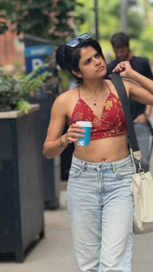 Maya Sundarakrishnan Instagram - நிற்காத பாட்டாக உன் காதில் நான்…. 

#newyork_instagram 
#ootd #doingtouristythings