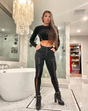 Mayling Ng Instagram - #WarriorWear  #ootd 🖤
I wouldn’t know fashion if it fell on my head🤪 as I don’t spend my time shopping, I spend my time in the gym🦾  so personally I feel strong in budget brands 🤟 or a bin bag 😝
@zara boots 👢 
@topshop jeans 👖 
@forever21 jumper👚