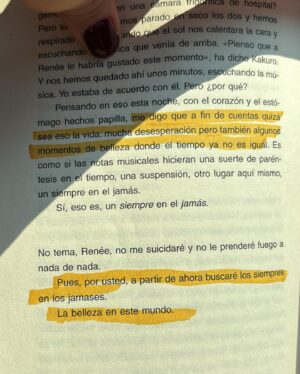 Mayra Hermosillo Instagram - No todo es glow aunque la vida te pinte de glitter. 

No hubiera imaginado que los baños de los aviones serían un lugar amable para llorar, ser pajarito mecánico y aprender a volar. 

Se siente mucho estar viva. 

Sé que en algún momento “comenzaremos el descenso” y vamos a aterrizar. Soy una afortunada porque sé que tengo mi propia tripulación, mis compañerxs de viaje, quienes me agarran la mano para despegar, quienes abren la ventanilla para que vea lo que hay afuera, quienes me acompañan en la turbulencia y siguen a mi lado. 
Gracias por estar en mis viajes, esos viajes que nos hacen seguir compartiendo los cambios y la vida. Gracias por siempre mostrarme las salidas de emergencia, señalarme dónde está el chaleco salvavidas y cómo seguir respirando si falta el oxígeno. 

Mamá, hermana, hermano, amor mío, amigas, amigos, perritxs.
Gracias por aterrizarme con amor.